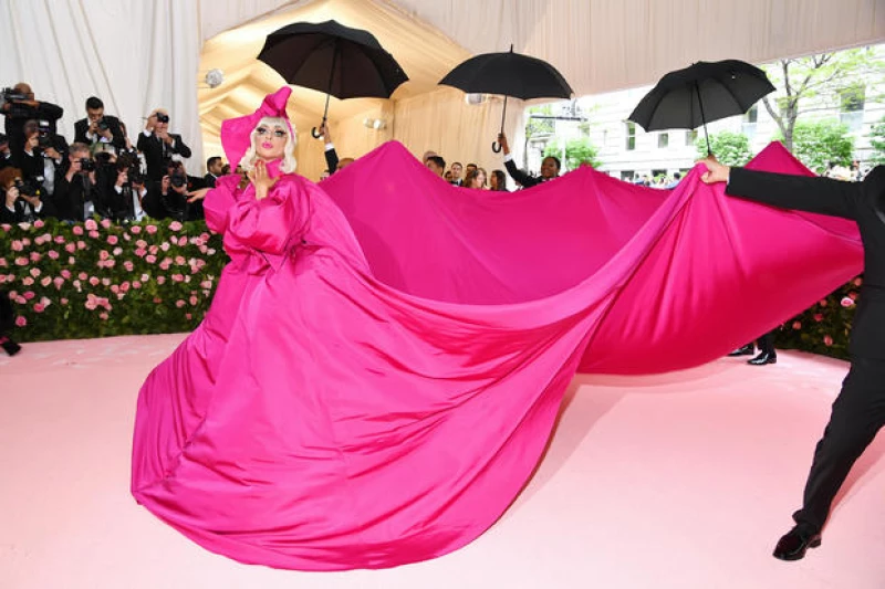 Jared Leto holds his head at Met Gala 2019
